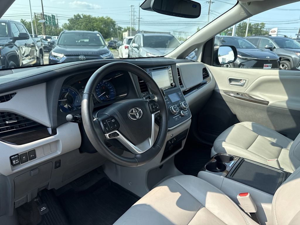 Thumbnail: 2018 Toyota Sienna - 2
