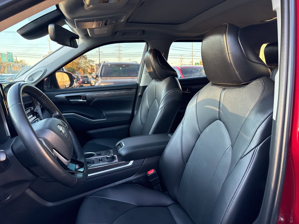 Thumbnail: 2022 Toyota Highlander - 8