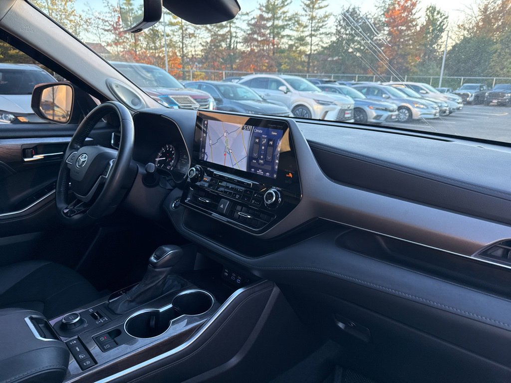 Thumbnail: 2022 Toyota Highlander - 7