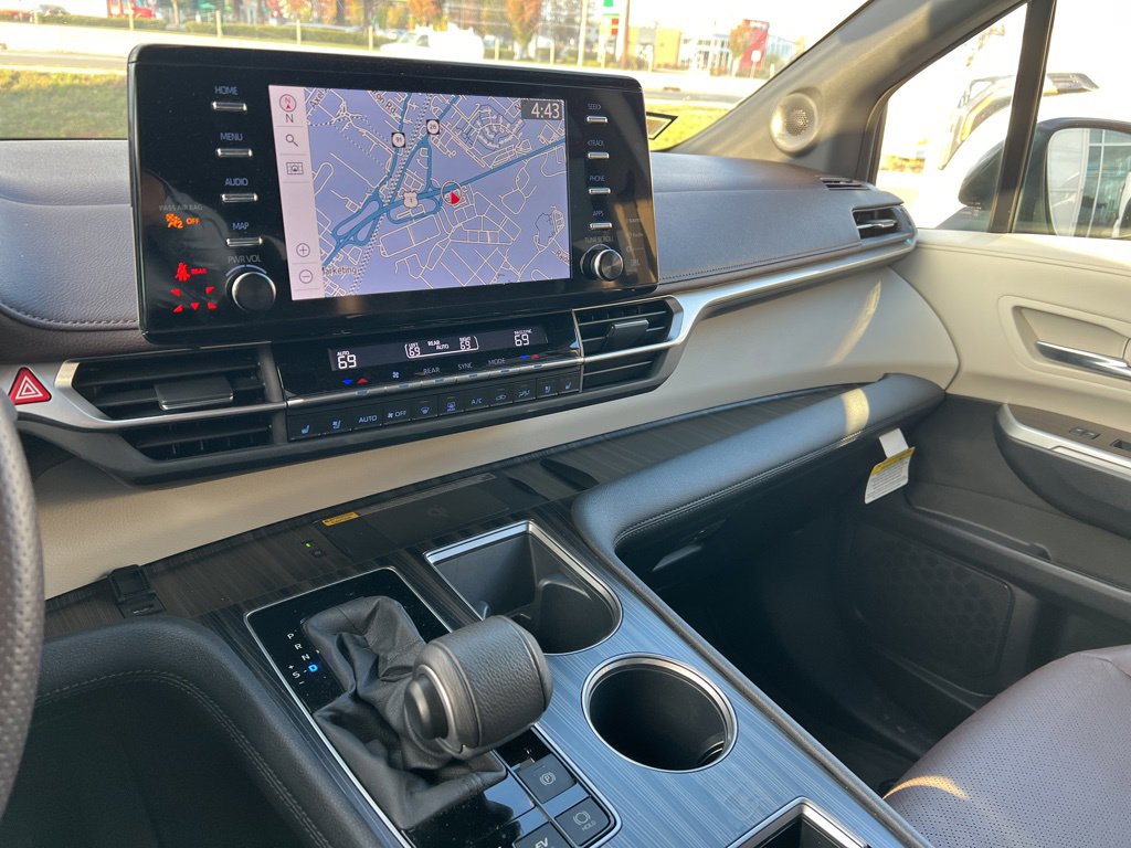 Thumbnail: 2023 Toyota Sienna - 18