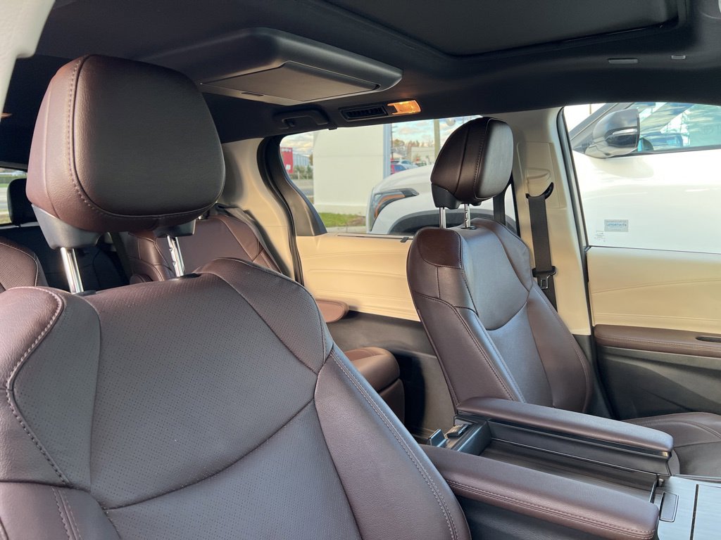 Thumbnail: 2023 Toyota Sienna - 8