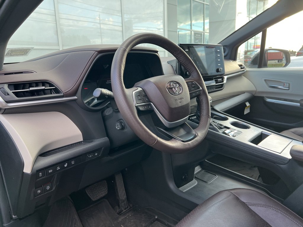 Thumbnail: 2023 Toyota Sienna - 2