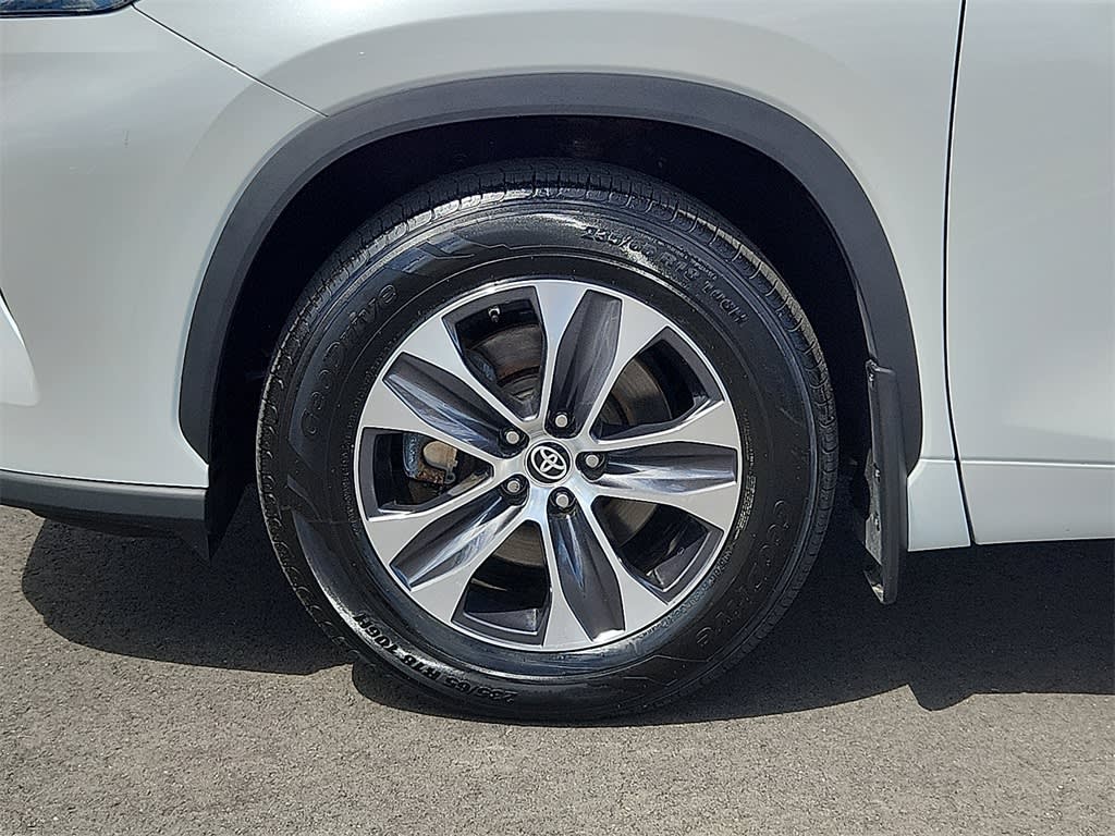2022 Toyota Highlander XLE 8