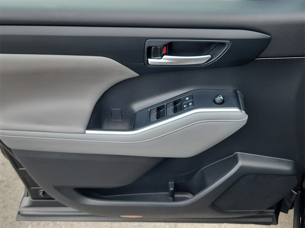 Thumbnail: 2021 Toyota Highlander - 20
