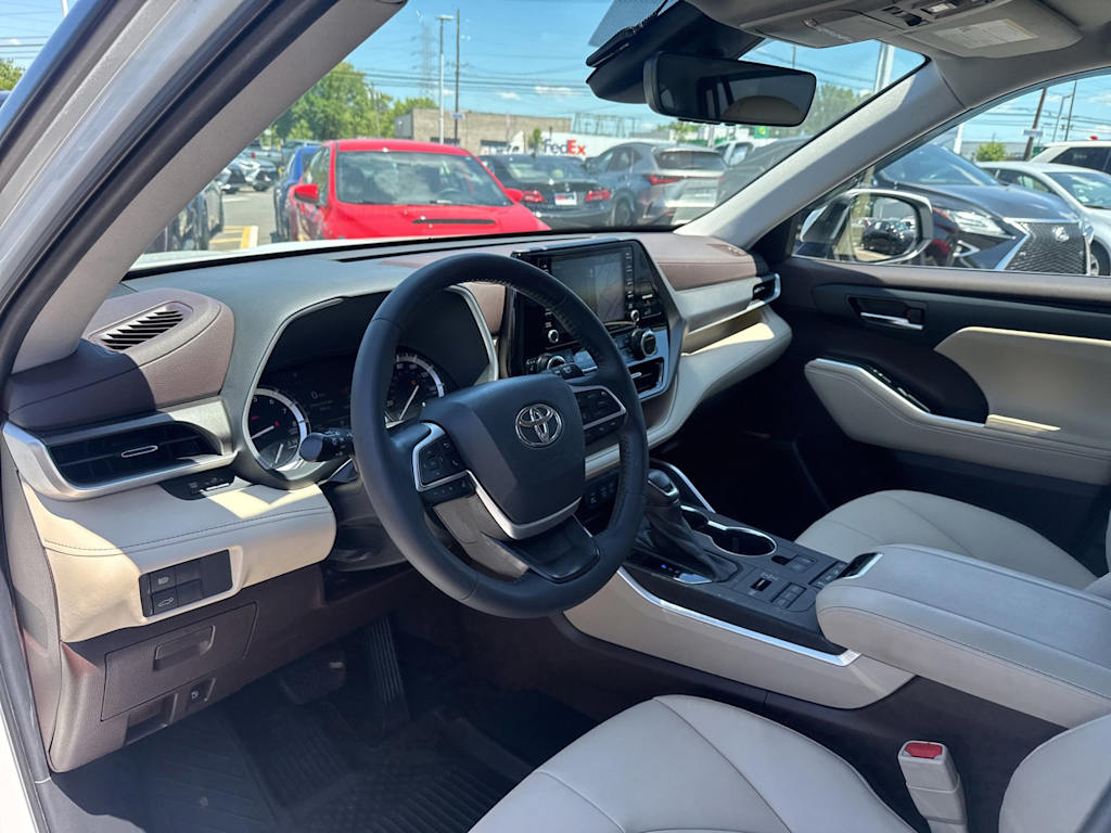 Thumbnail: 2022 Toyota Highlander - 2