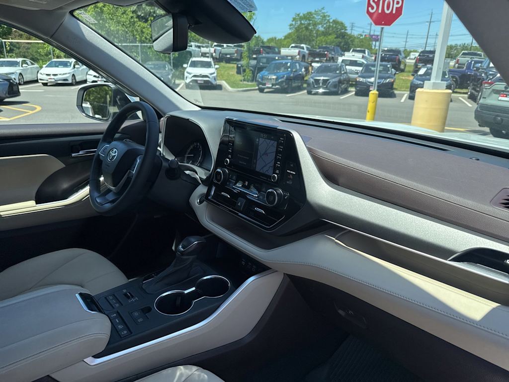 Thumbnail: 2022 Toyota Highlander - 8