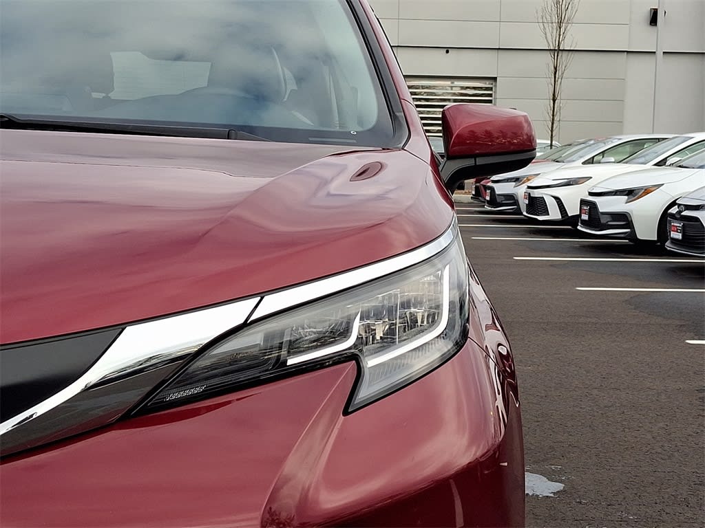 2021 Toyota Sienna XLE 21