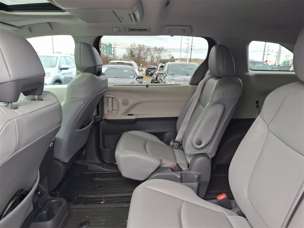 2021 Toyota Sienna XLE 11