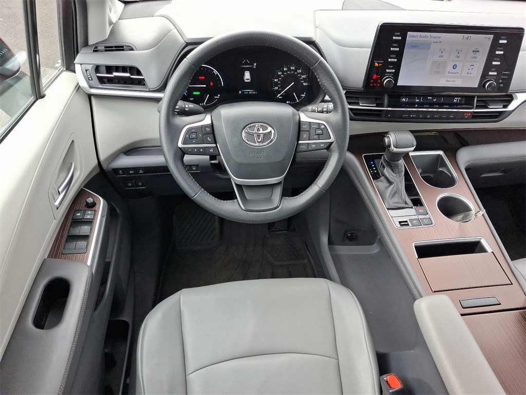 2021 Toyota Sienna XLE 2