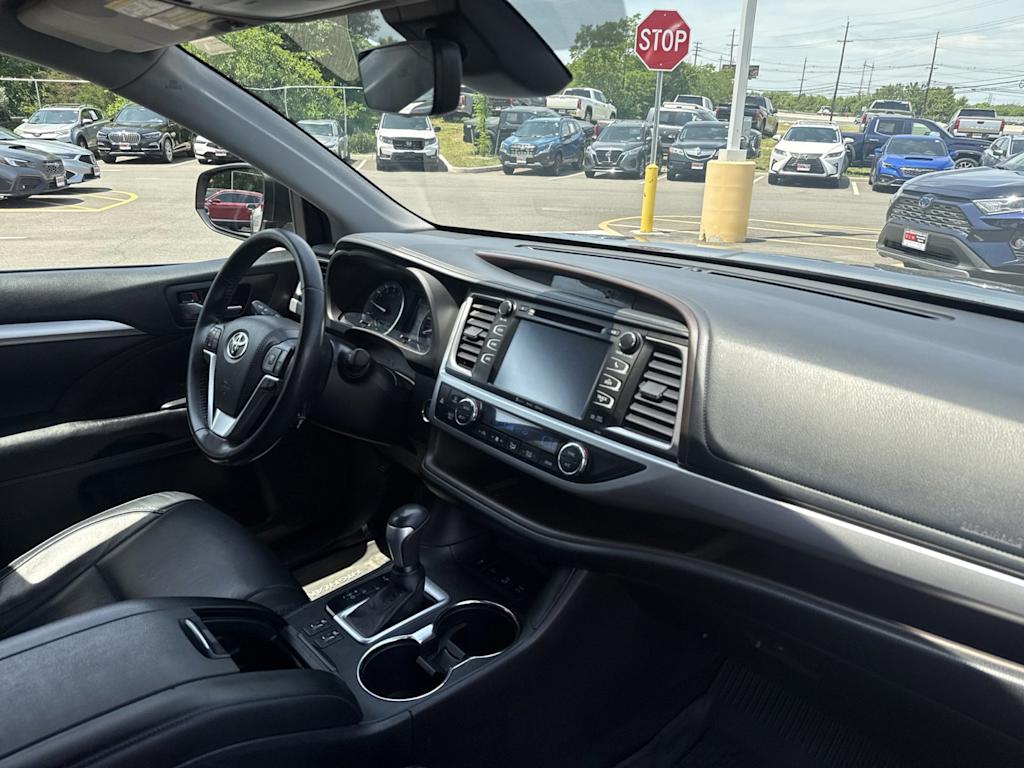 Thumbnail: 2017 Toyota Highlander - 8