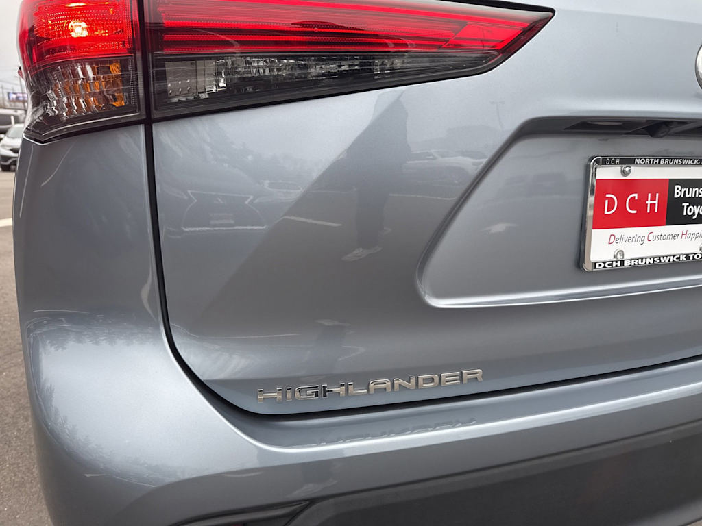 Thumbnail: 2023 Toyota Highlander - 18