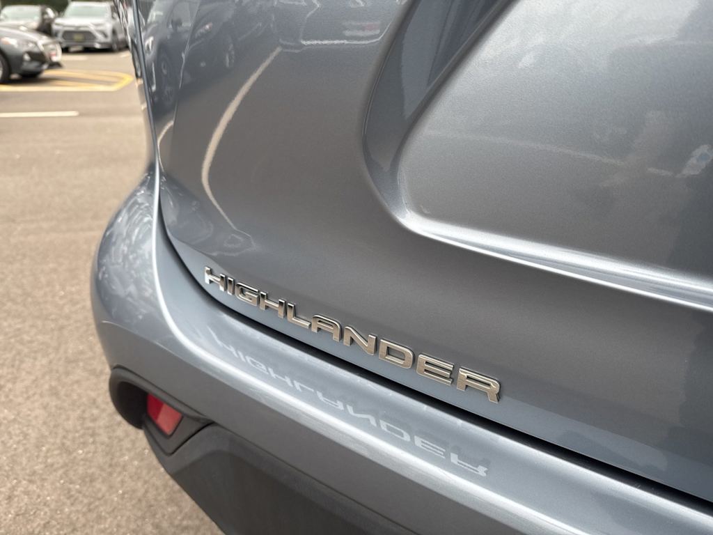 Thumbnail: 2023 Toyota Highlander - 19