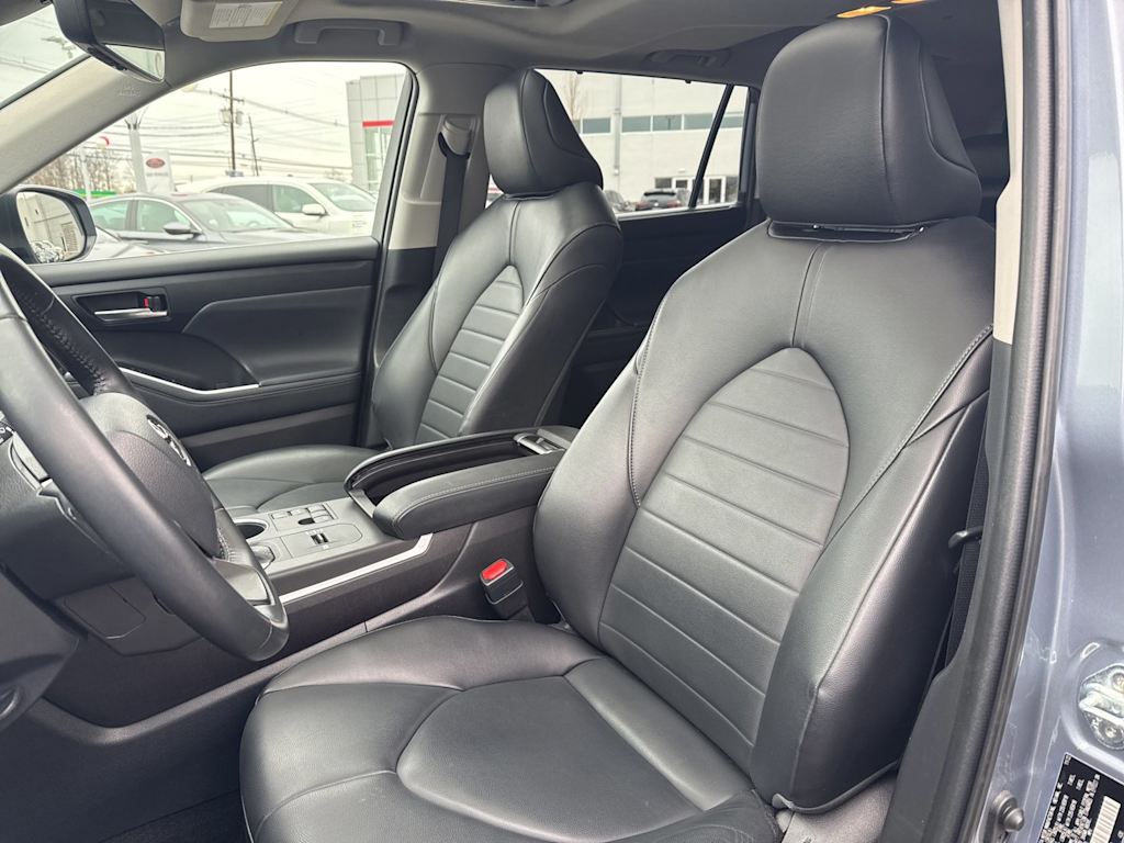 Thumbnail: 2023 Toyota Highlander - 8