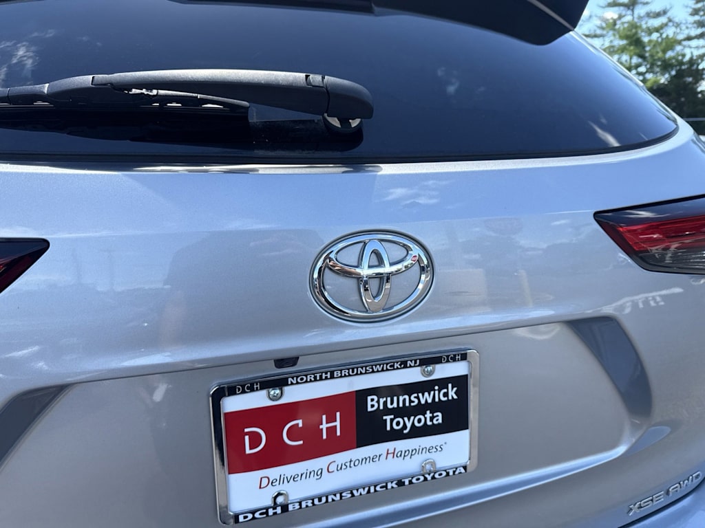 Thumbnail: 2023 Toyota Highlander - 18