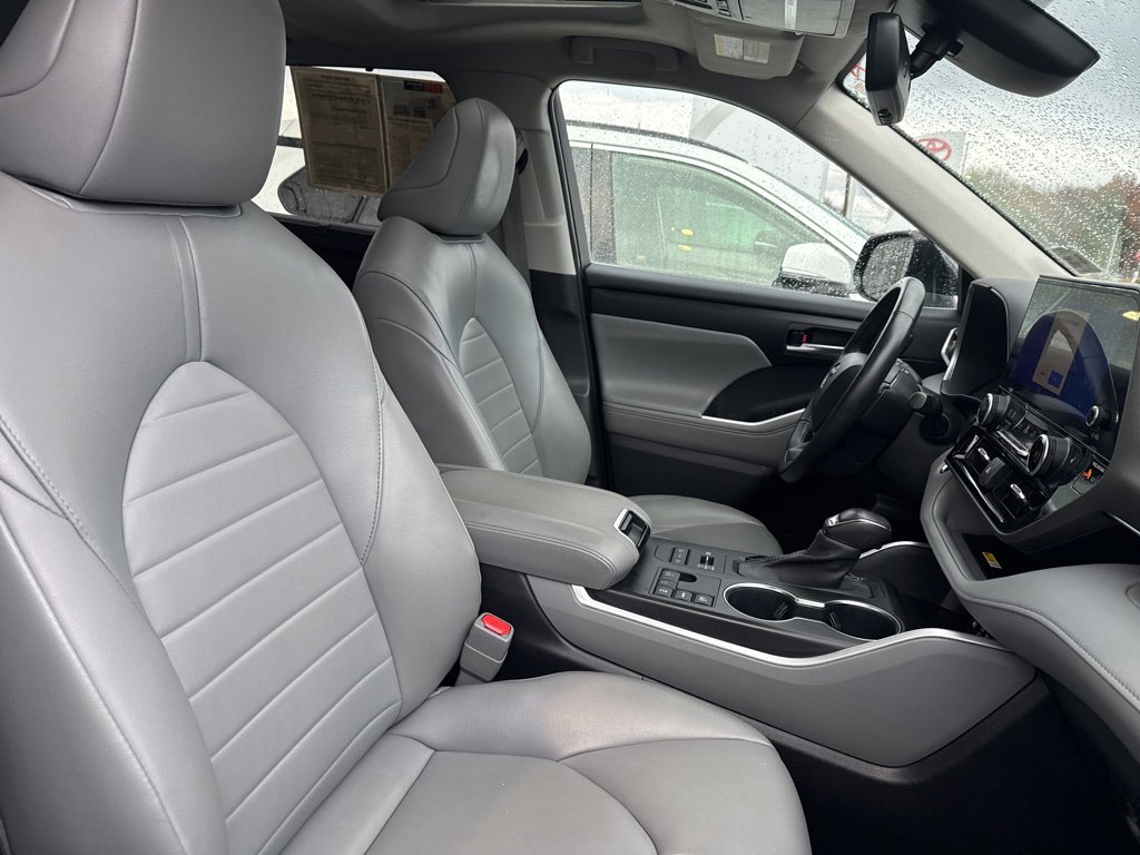 Thumbnail: 2023 Toyota Highlander - 10