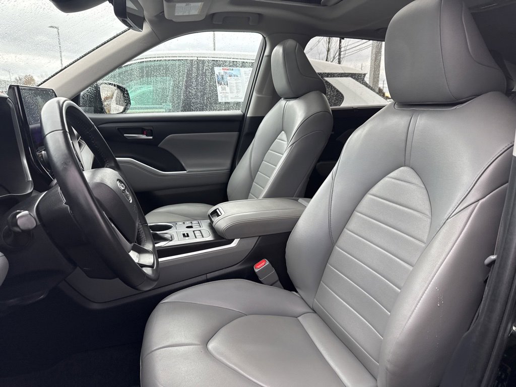 Thumbnail: 2023 Toyota Highlander - 9