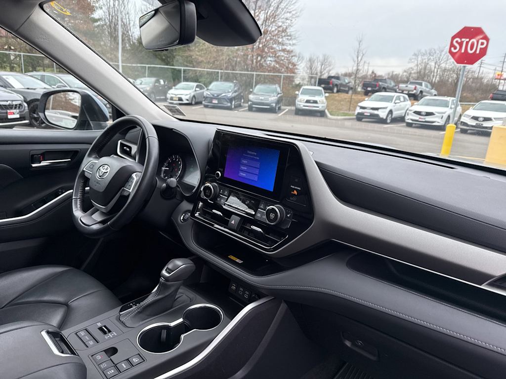 Thumbnail: 2023 Toyota Highlander - 8