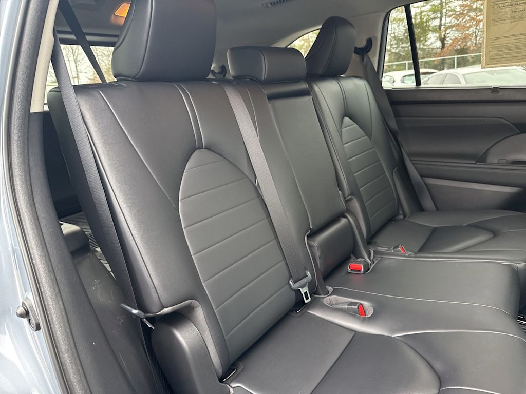 Thumbnail: 2023 Toyota Highlander - 21