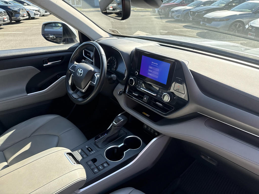 Thumbnail: 2023 Toyota Highlander - 8