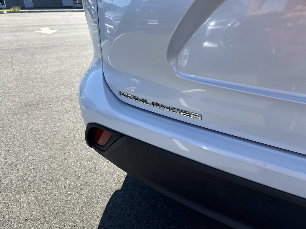 Thumbnail: 2023 Toyota Highlander - 6