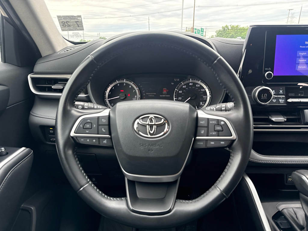Thumbnail: 2023 Toyota Highlander - 12
