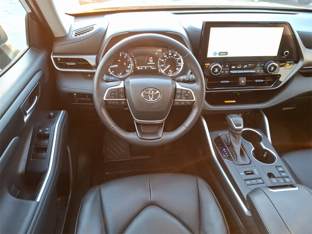 2023 Toyota Highlander XLE 2