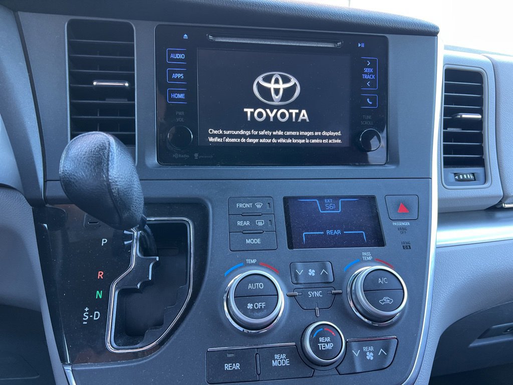 Thumbnail: 2015 Toyota Sienna - 9