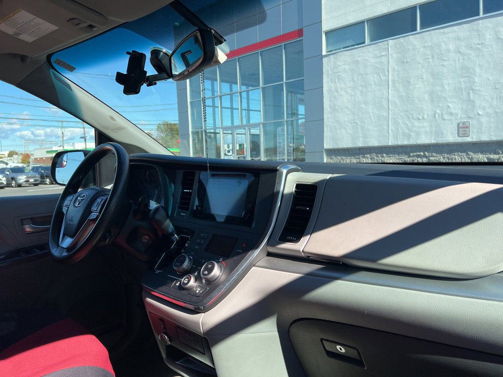 Thumbnail: 2015 Toyota Sienna - 5