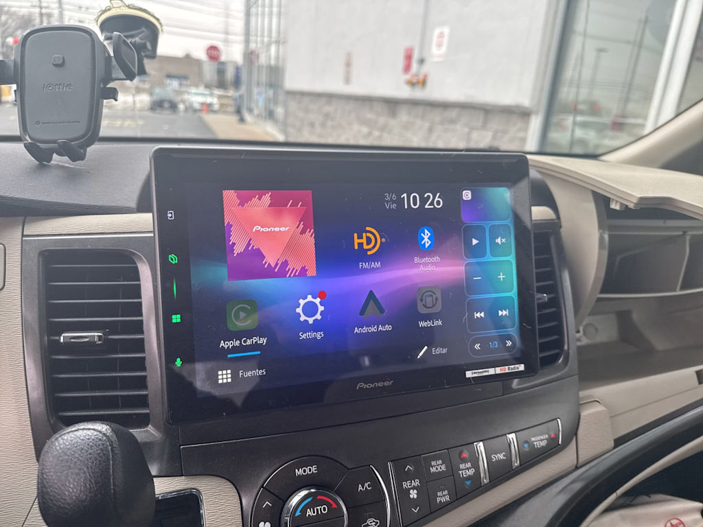 Thumbnail: 2014 Toyota Sienna - 10