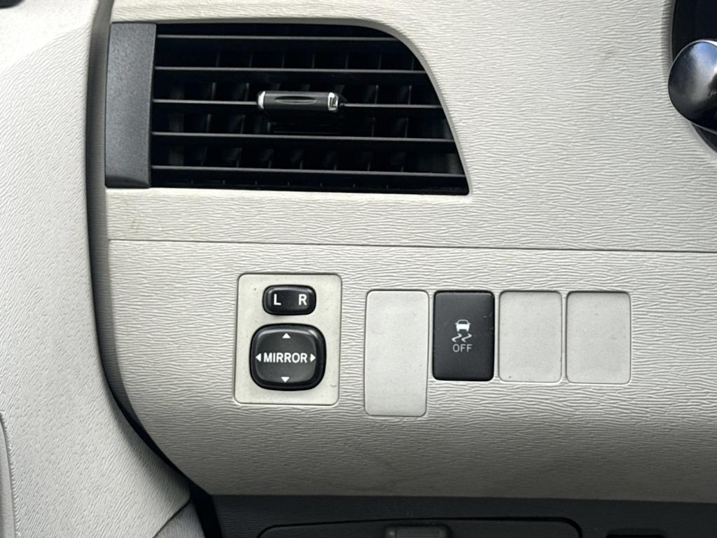 Thumbnail: 2012 Toyota Sienna - 21