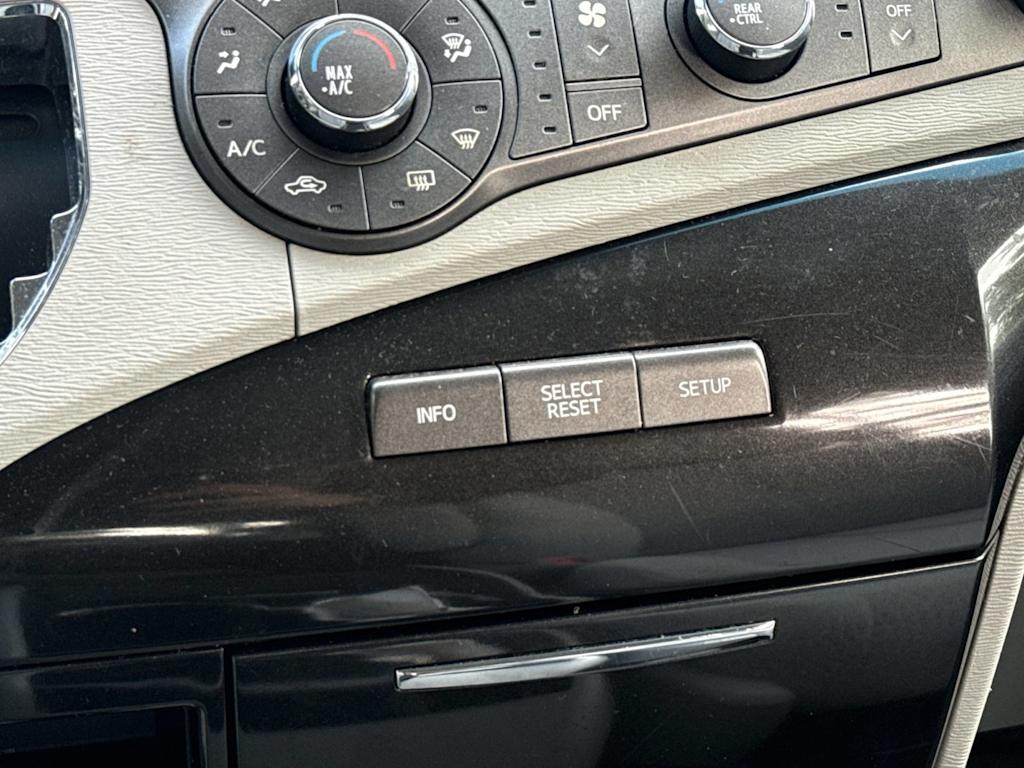 Thumbnail: 2012 Toyota Sienna - 20
