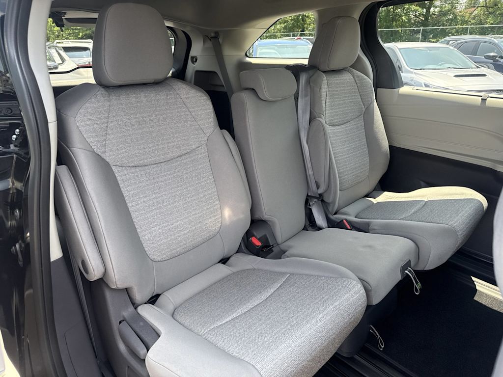 Thumbnail: 2021 Toyota Sienna - 21