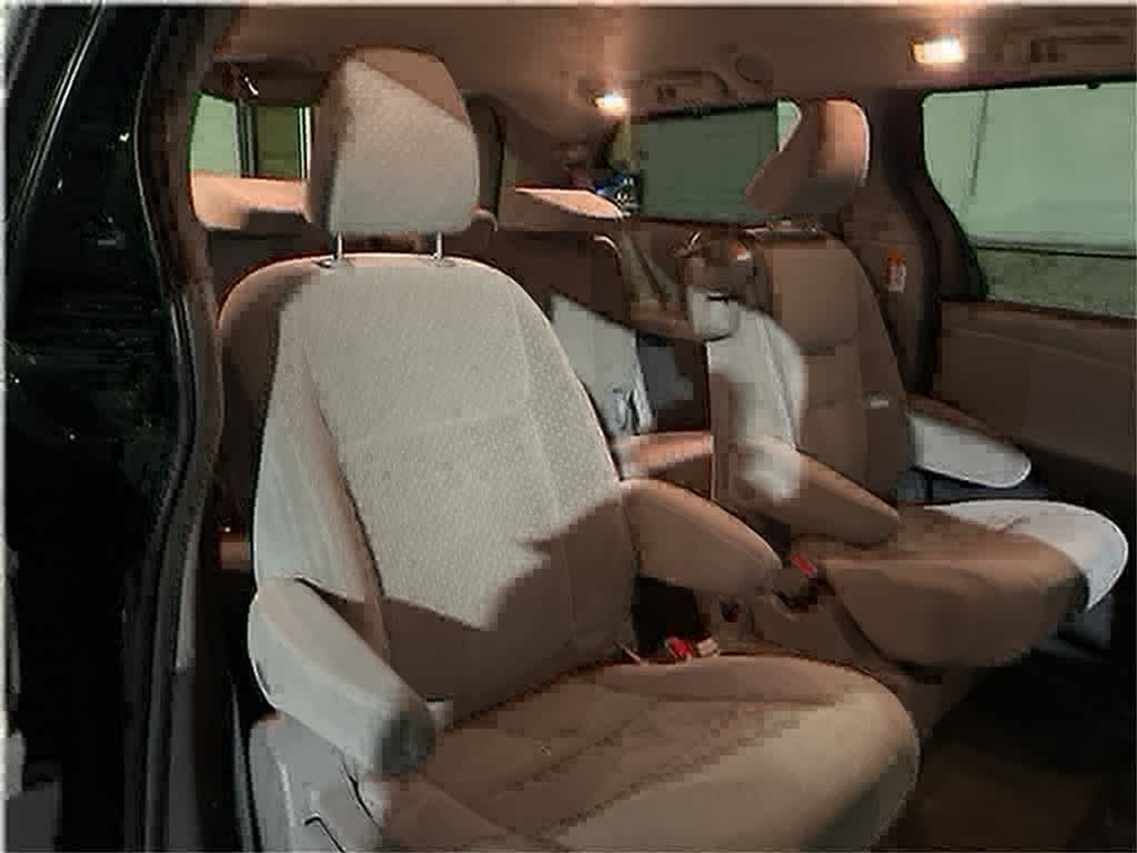 2018 Toyota Sienna LE 13