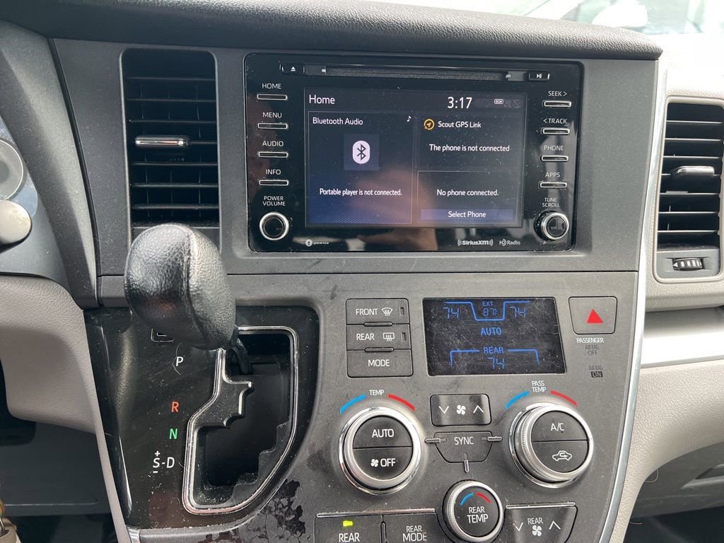 Thumbnail: 2018 Toyota Sienna - 12