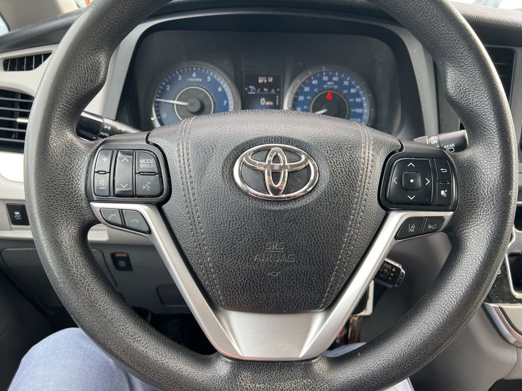 Thumbnail: 2018 Toyota Sienna - 11