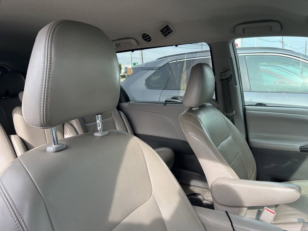 Thumbnail: 2018 Toyota Sienna - 4