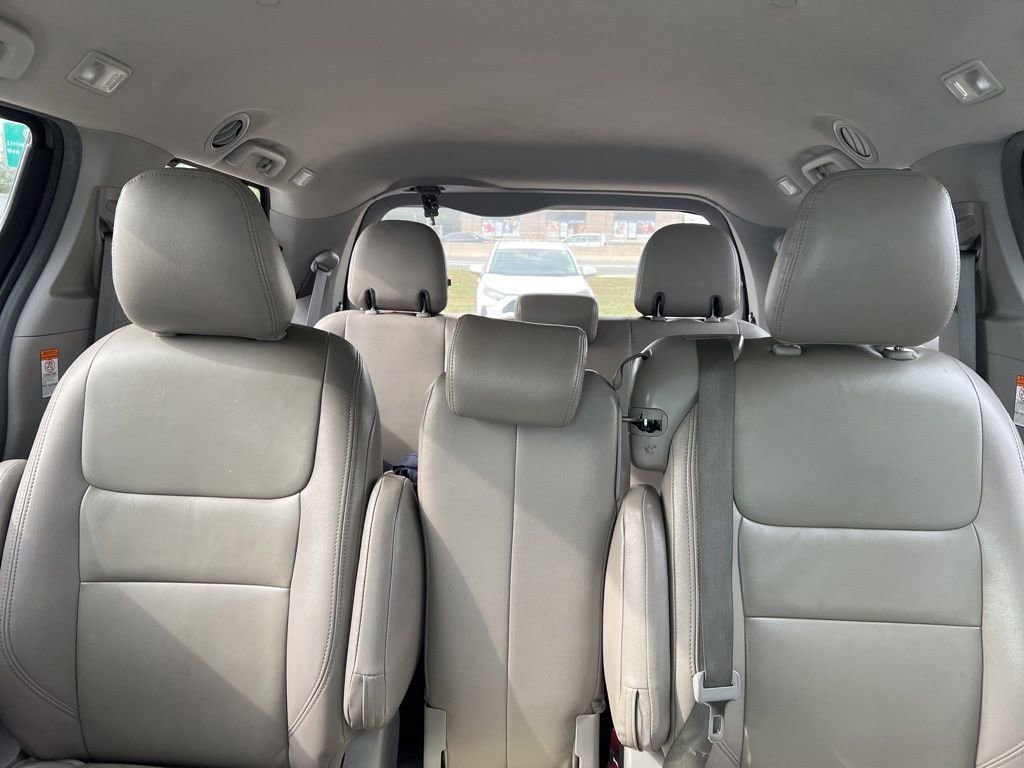Thumbnail: 2018 Toyota Sienna - 13