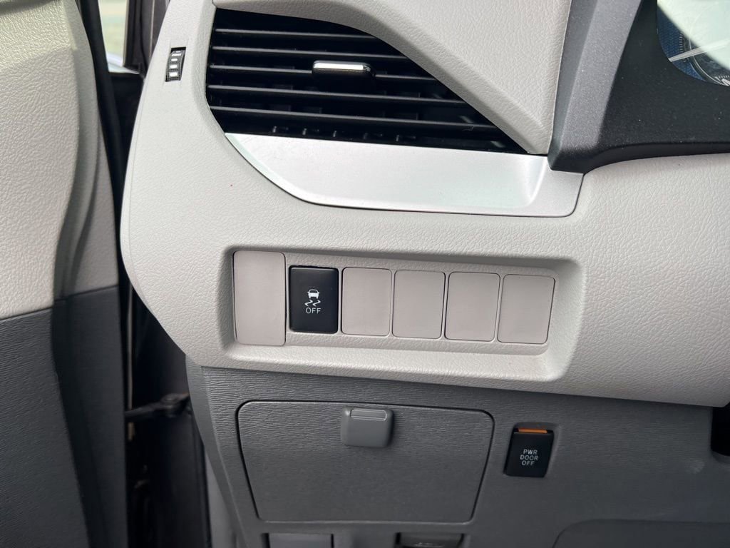 Thumbnail: 2018 Toyota Sienna - 15