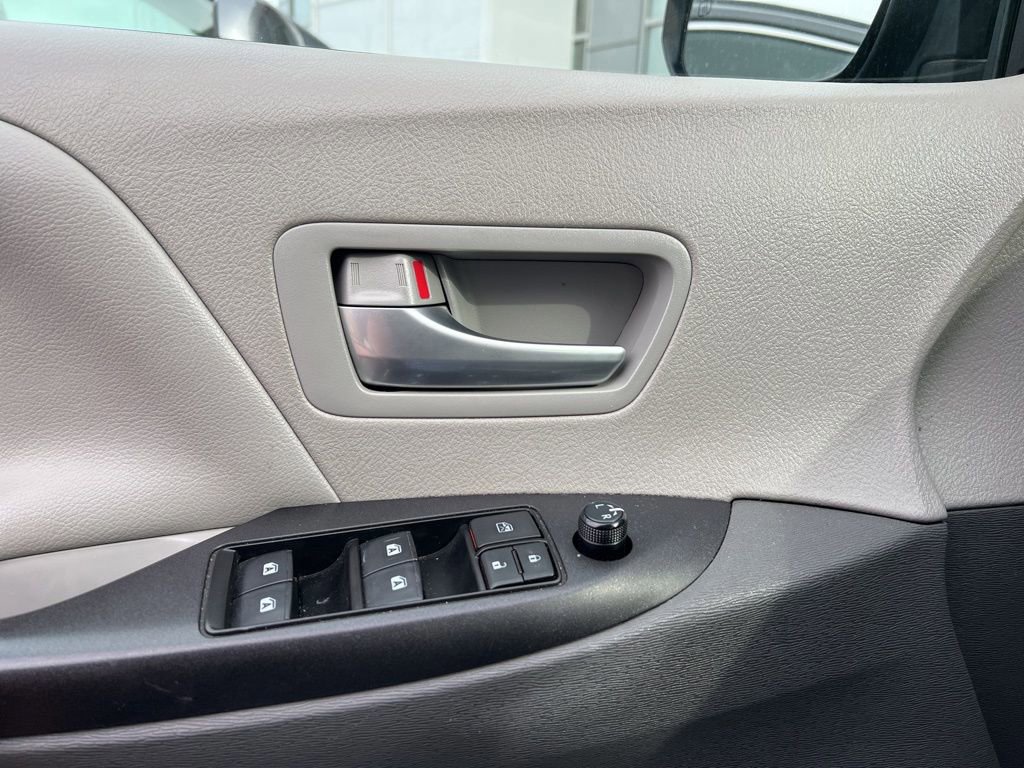 Thumbnail: 2018 Toyota Sienna - 14