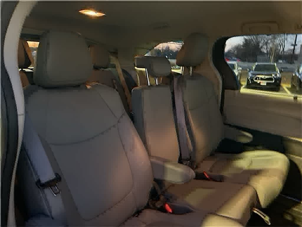 2022 Toyota Sienna XLE 16