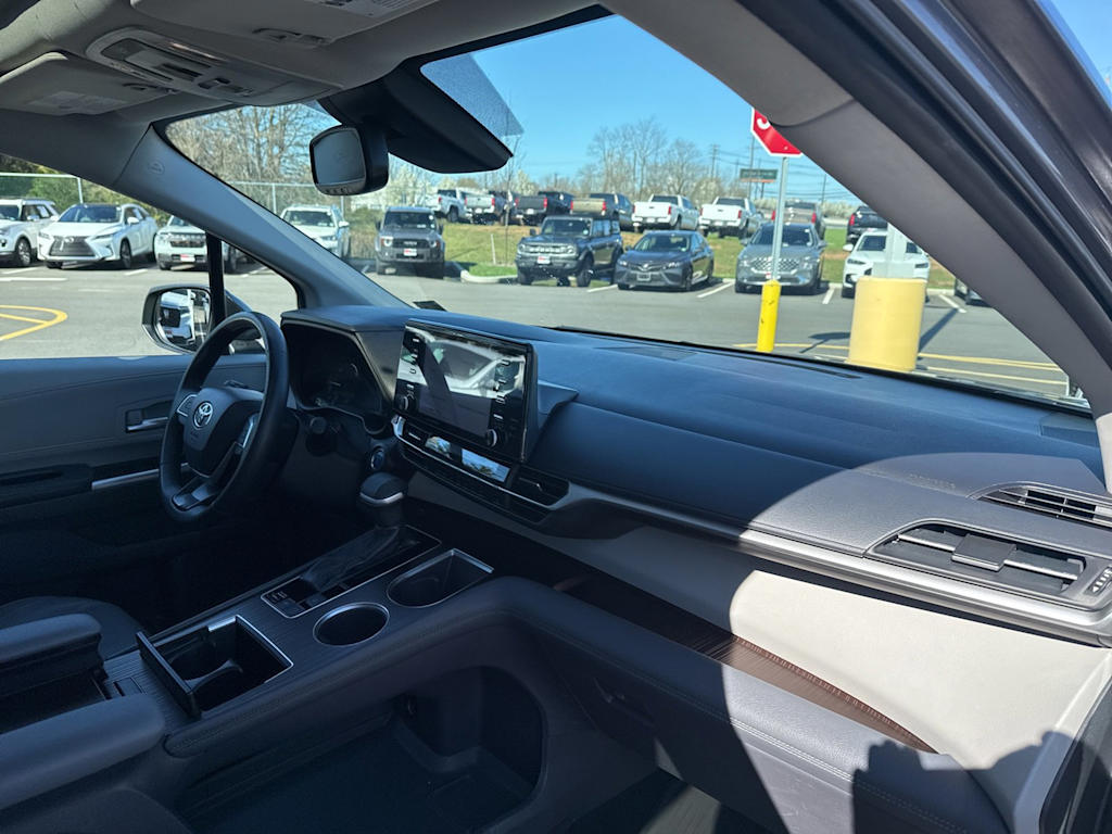 Thumbnail: 2021 Toyota Sienna - 8