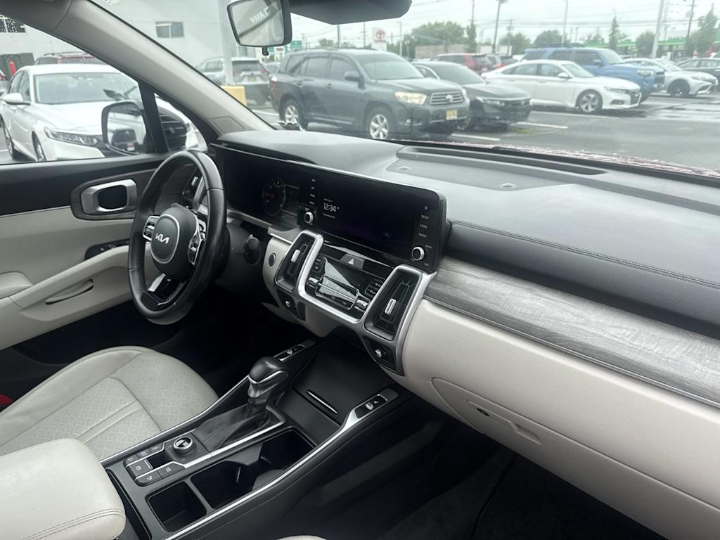 Thumbnail: 2022 Kia Sorento - 8