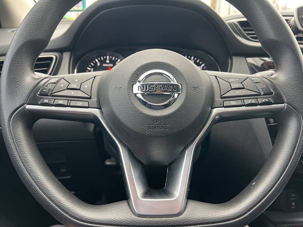 Thumbnail: 2017 Nissan Rogue Sport - 8