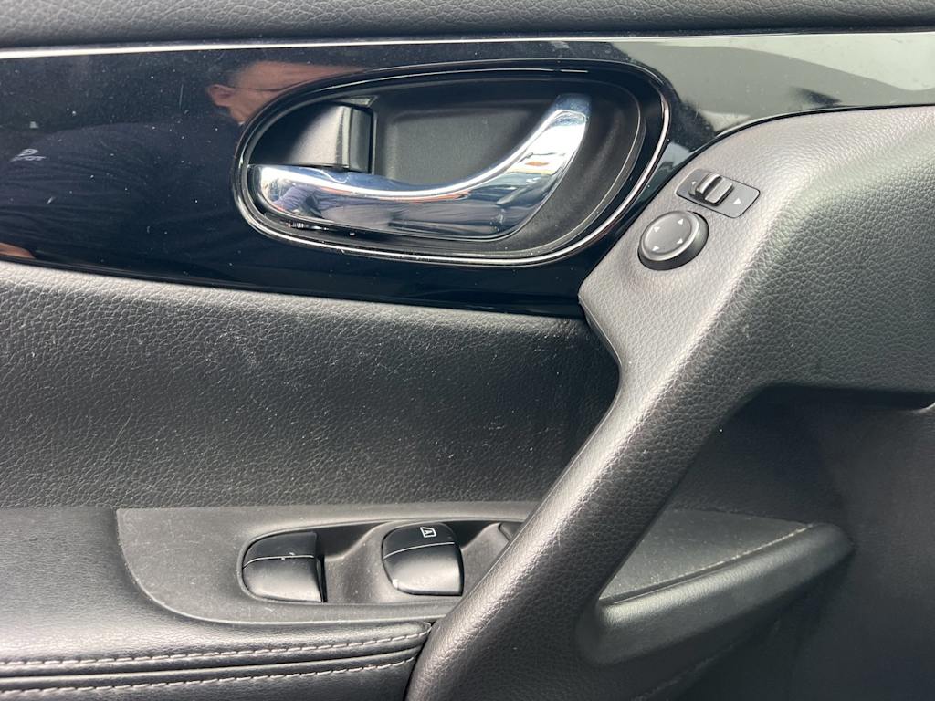 Thumbnail: 2017 Nissan Rogue Sport - 15