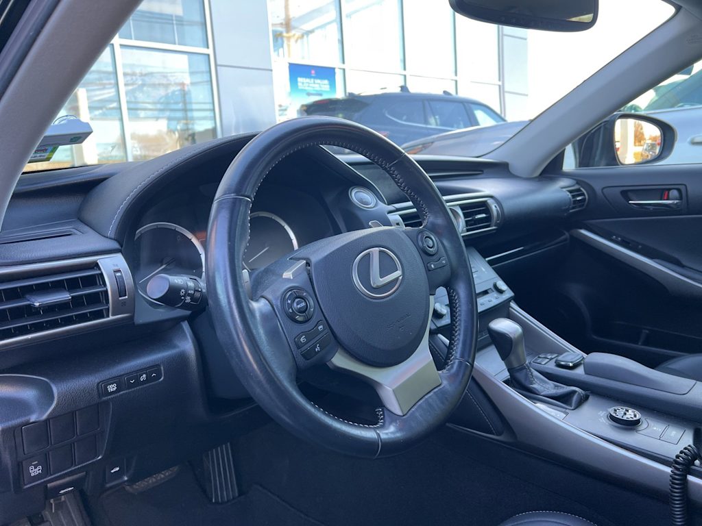 Thumbnail: 2015 Lexus IS - 2