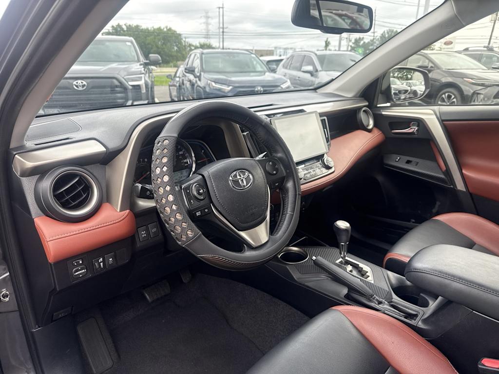 Thumbnail: 2015 Toyota RAV4 - 2