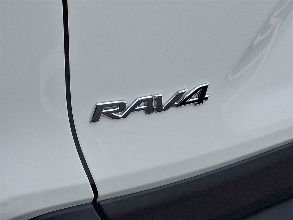 2022 Toyota RAV4 LE 7