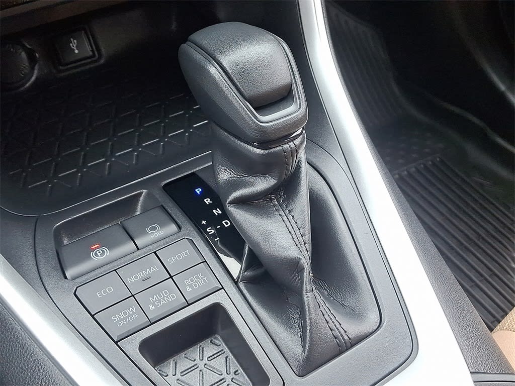 2022 Toyota RAV4 LE 13