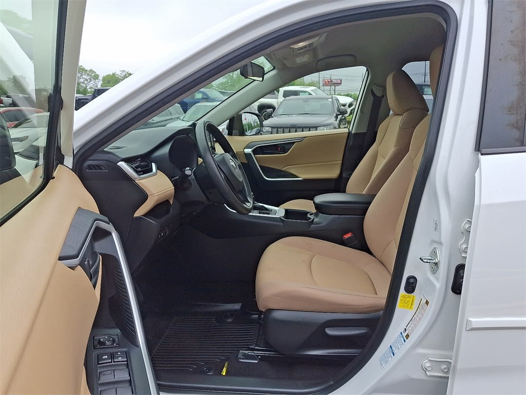 2022 Toyota RAV4 LE 10