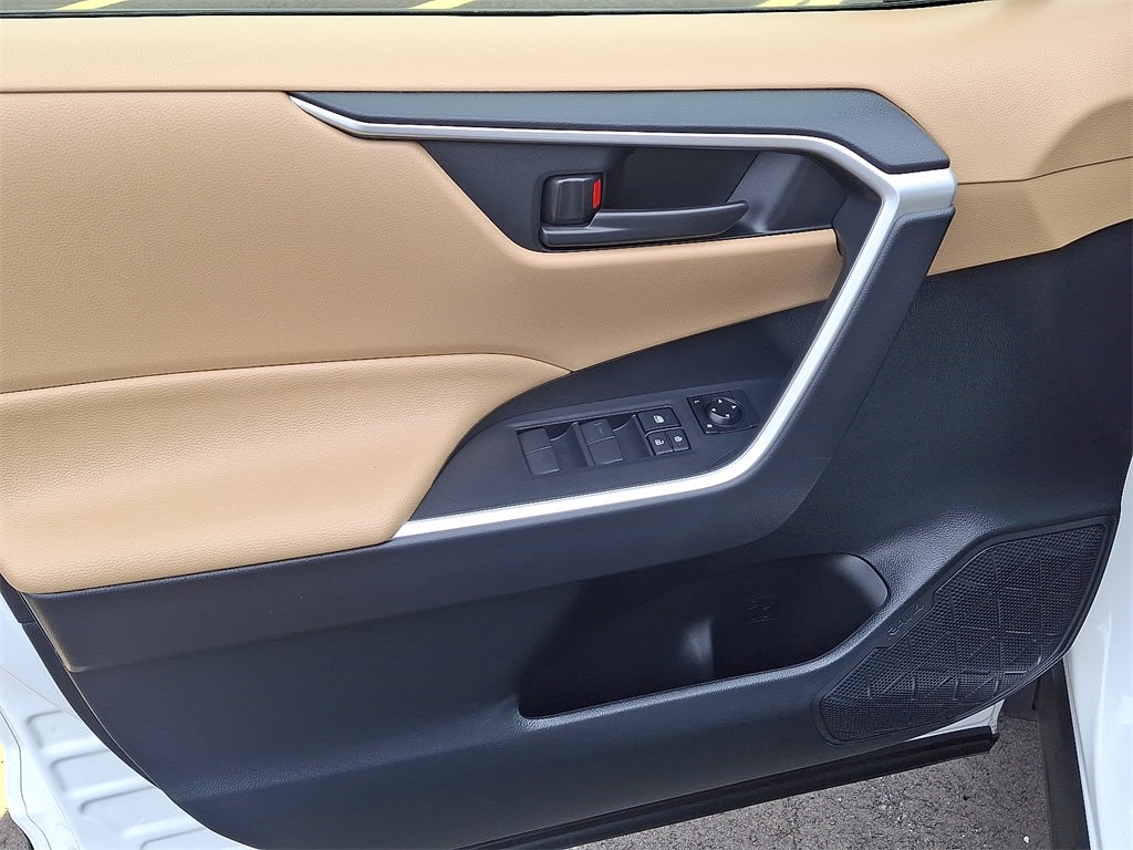 2022 Toyota RAV4 LE 21